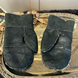 Waller Davwucce black sheepskin mittens made in Uruguay